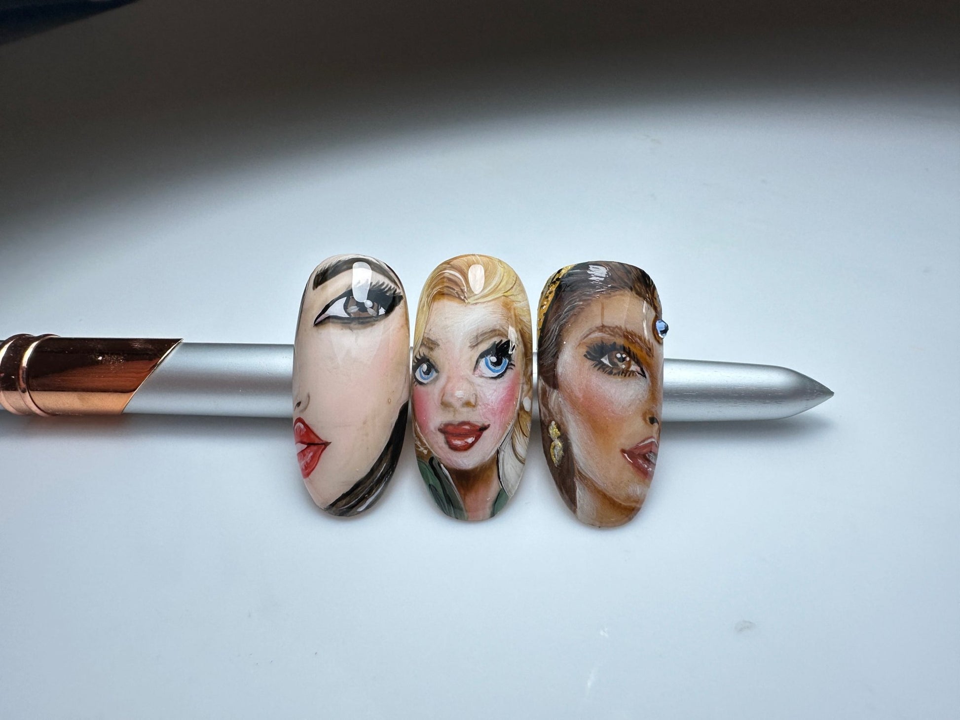 Pocket - Sized Portraits: Nail Art on Mini Canvases - MelanielewendonacademyPocket - Sized Portraits: Nail Art on Mini Canvases